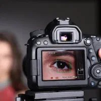 نیازمند فیلمبردار حرفه‌ای. دوربین + موبایل