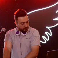 اجرای دیجی بصورت چکی و نقدی با فول تجهیزاتdj دی جی