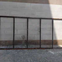 پنجره آهنی صحیح و سالم