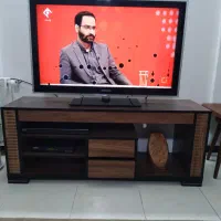 تلویزیون ب همراه میز