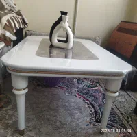 یک عدد میز به همراه دوعددعسلی مستطیل شکل سالم