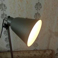 پروژکتور با سه پایه