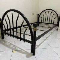 تخت فلزی