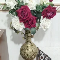 گلدان و گل به فروش می رسد