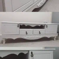 میز تلویزیون و ساعت