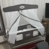 گهواره و تخت تاشو کنار مادر