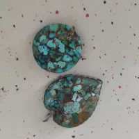 تعدادی تسبیح فیروزه ای و هسته خرمایی