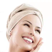 همکار زیبایی با مشتری