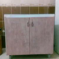 کابینت فلزی و گلدان گل