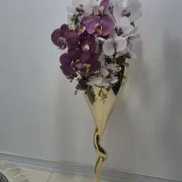 گلدان طلایی به همراه گل مصنوعی