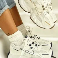 شستشوی تخصصی کتونی زنانه