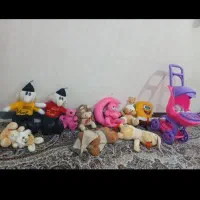 تعدادی عروسک و کالسکه عروسکی