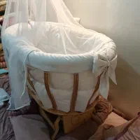 تخت کنار مادر