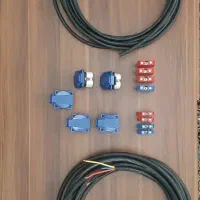مقداری کابل و پریز صنعتی و لوازم دیگر