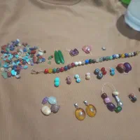 تعدادی مهره سنگی با دوعدد اویز کهربا|جواهرات|سیسخت, |دیوار