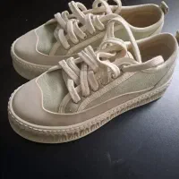 یک جفت کتونی زنانه و یک بوت زنانه