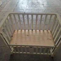 تخت کودک کنار مادر