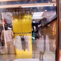 مانکن. ویترین.رگال و چوب کار بوتیک زنانه