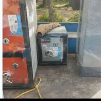 یک عدد گاوصندوق نسوز نو نو فروشی وسطی