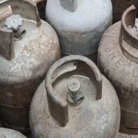 تعدادی کپسول گاز بوتان