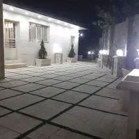 اجرای کاشی کاری. نمای ساختمان. بنایی
