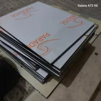تعدادی قاب و شاسی و قفسه کتاب