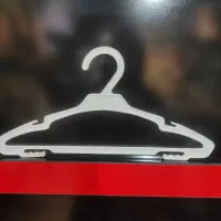 تعدادی چوب لباسی سفید کوچک ۳۰۰۰