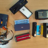 کلکسیون قدیمی روانویس، واکمن، دوربین، ماشین حساب