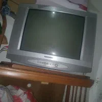 یه تلوزیون کاملن سالم همراه با میز تلوزیون