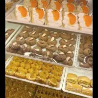 قناد برای کار در تولیدی قنادی