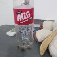 تعدادی بطری نوشابه ۱/۵|ظروف نگهدارنده، پلاستیکی، یکبارمصرف|کرباسک, |دیوار