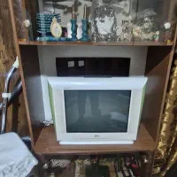 تلویزیون ۲۱ اینچ الجی به همراه میز تی وی