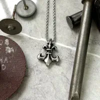 پرداختکار زیورآلات و کارگر ساده