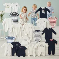 فروش تعدادی لباس بچگانه و چوب لباسی پلاستیکی