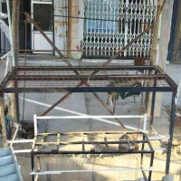 قفس و میز سایبان دار|فروشگاه و مغازه|صحنه, |دیوار