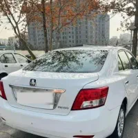 ماشین آریو سفید اتوماتیک