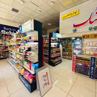 فروشنده خانم در نوشت افزار