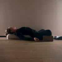 کلاس یوگا و آمادگی جسمانی آفلاین و آنلاین