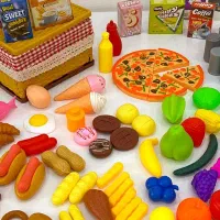 تعدادی اسباب بازی کودک