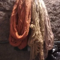 مقداری نخ قالی