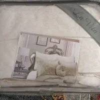 دوعدد بالش یک عددبالش کوچک روتحتی