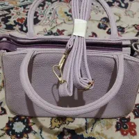 تعدادی کیف دستی و دوشی زنانه در حد نو