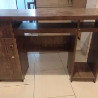 میز کامپیوتر در حد نو