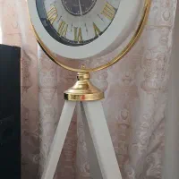 ساعت ایستاده.  سطل و جای دستمال کاغذی