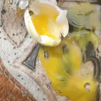 سرکتاب  رفع چشم ونظر با شکستن تخم مرغ