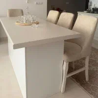 جزیره آشپزخانه کابینتی رنگ سفید با ۴ صندلی غذاخوری|میز و صندلی غذاخوری|بندرعباس, |دیوار