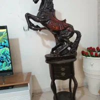 مجسمه اسب و میز