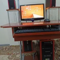 کامپیوتر به همراه میز