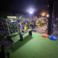 باشگاه پرورش اندام بدنسازی مردان اهنین