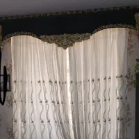 پرده حریرگلدوزی شده به همراه کتیبه سلطنتی